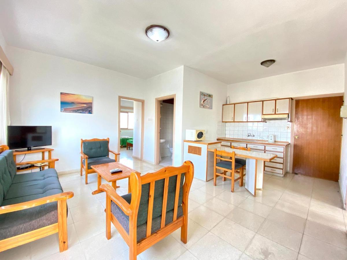 Kaan Hotel & Apartment ไคริเนีย ภายนอก รูปภาพ